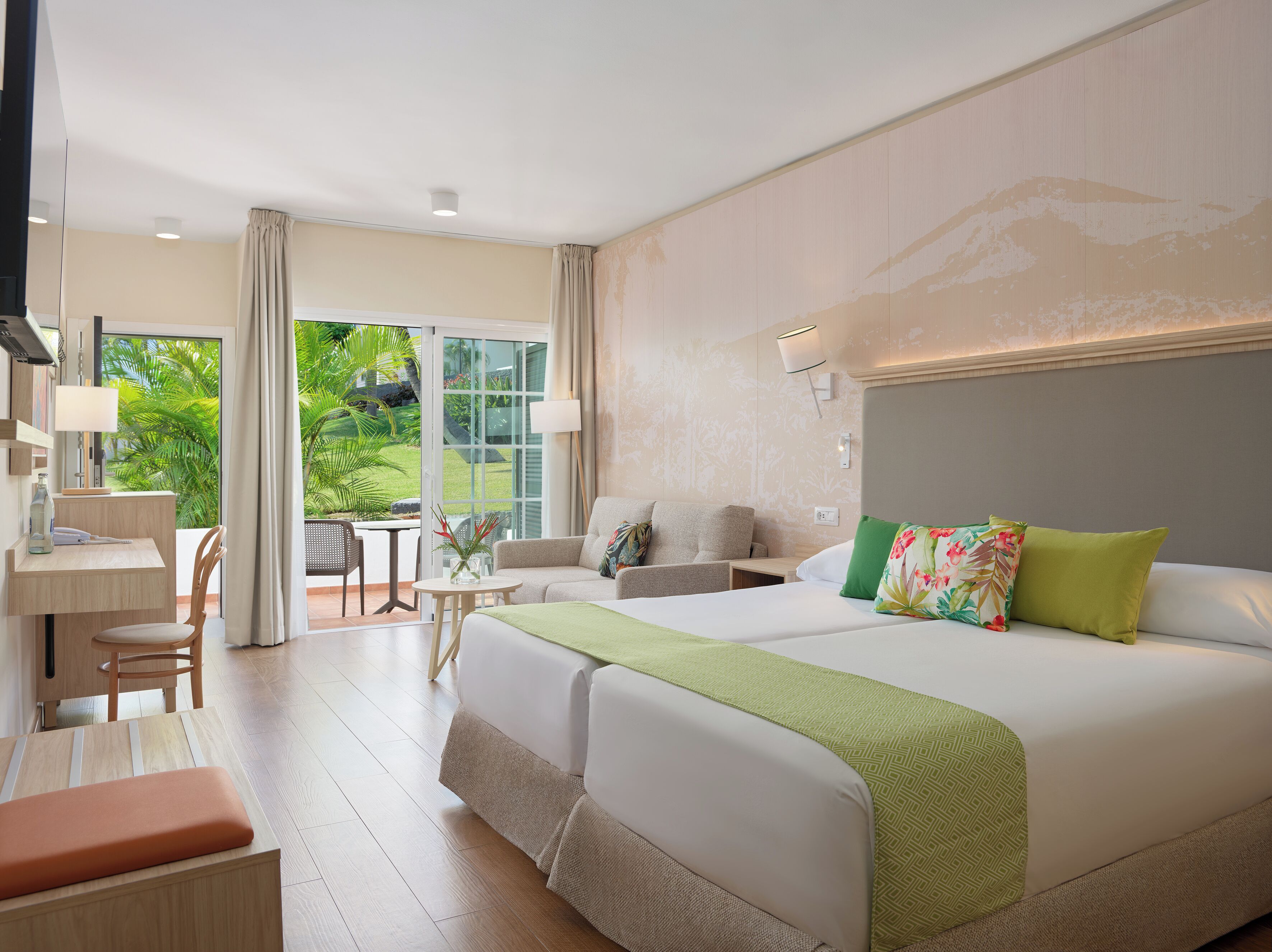 Minibar, escritorio, cortinas blackout y wifi gratis 