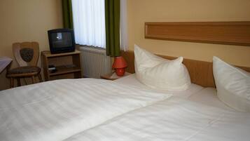 Double Room, Shared Bathroom | Free WiFi