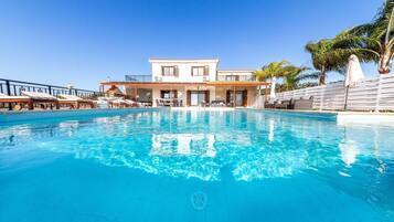 Piscina a l'aire lliure i gandules