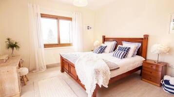 Vil·la, 4 dormitoris, piscina privada, vistes al mar | 4 dormitoris, planxa i posts de planxar i llits addicionals