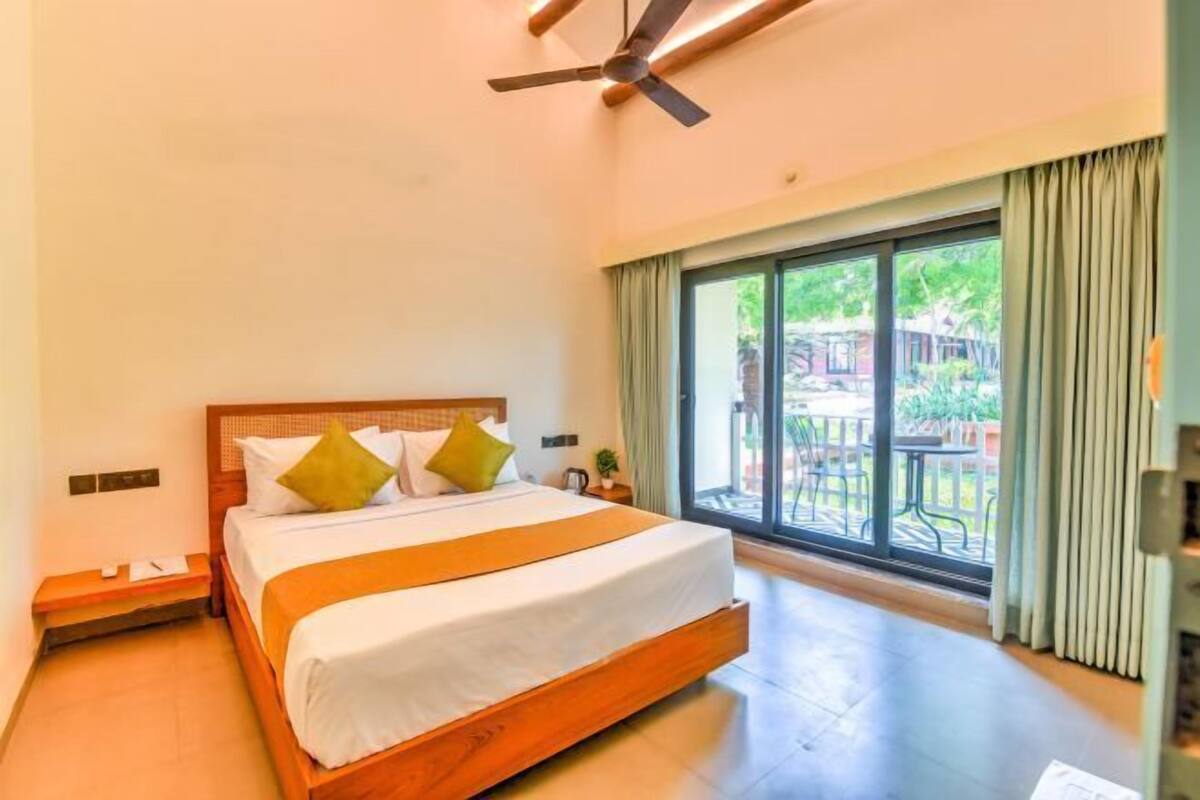 Minibar, desk, WiFi (free), bed sheets