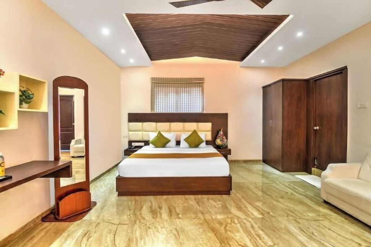 Minibar, desk, WiFi (free), bed sheets