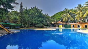 Swim-up bar