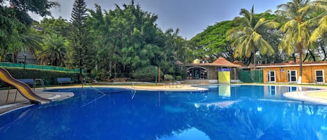 Swim-up bar
