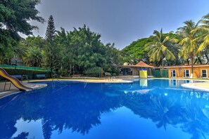 Bar en milieu de piscine