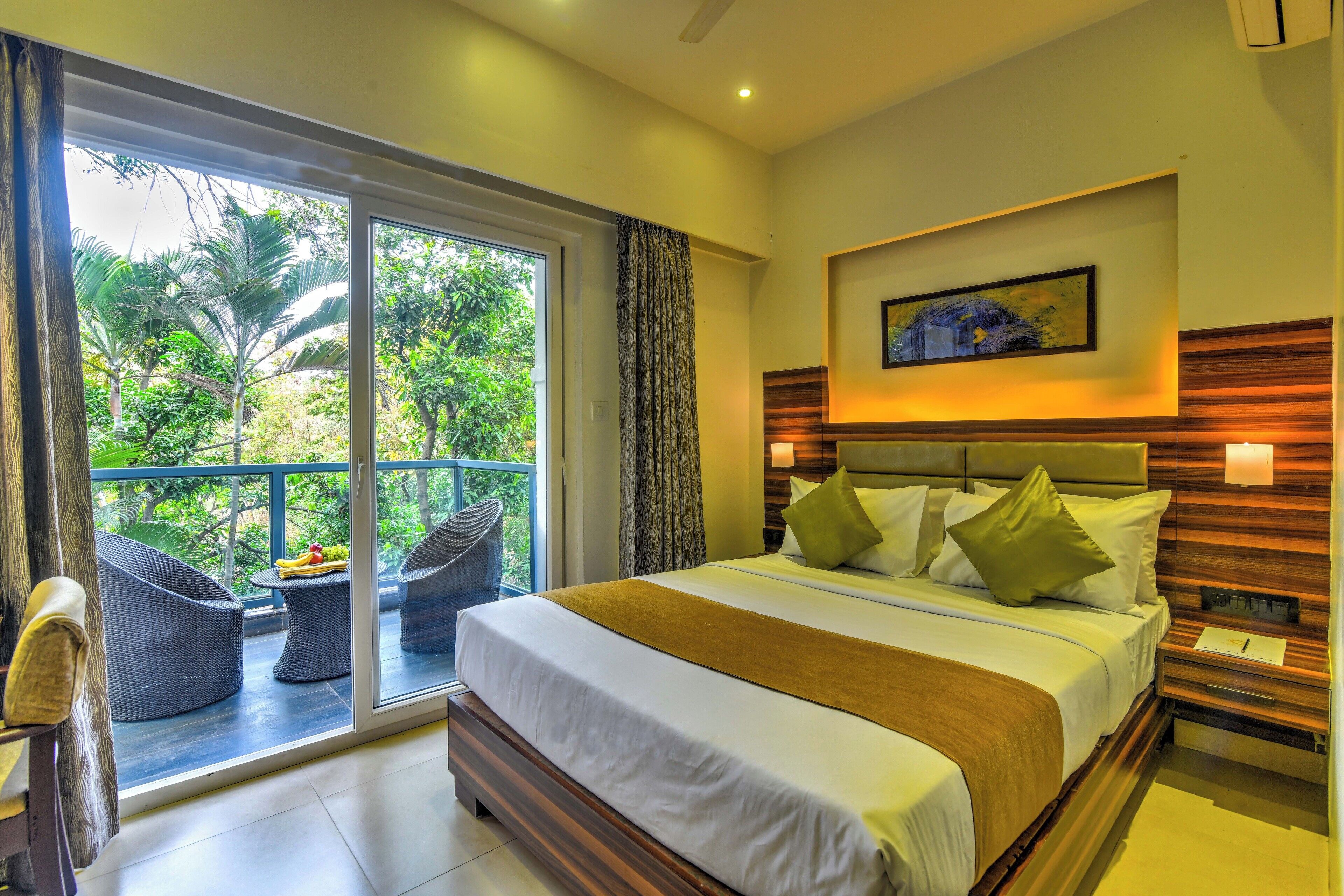 Deluxe Room, Accessible | Minibar, desk, free WiFi, bed sheets