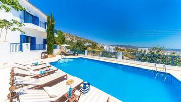 Piscina a l'aire lliure, para-sols i gandules