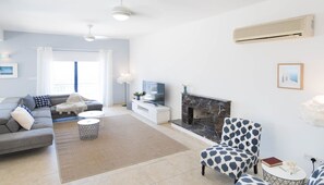 Villa, 5 soverom, privat basseng | Oppholdsrom | Smart-TV, peis, TV-spill og MP3-dokkingstasjon