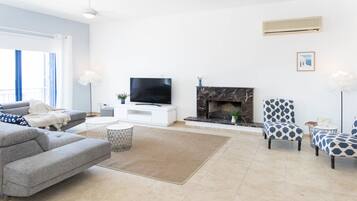 Vil·la, 5 dormitoris, piscina privada | Sala d'estar | Televisor intel·ligent, llar de foc i consola de videojocs