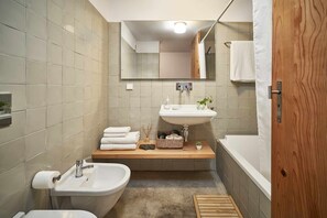 Toalettartikler (inkludert), hårføner og håndklær