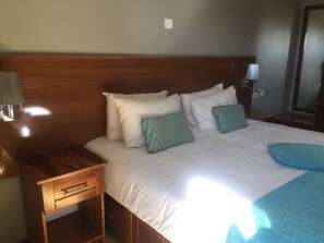 Escritorio, wifi gratis y ropa de cama 
