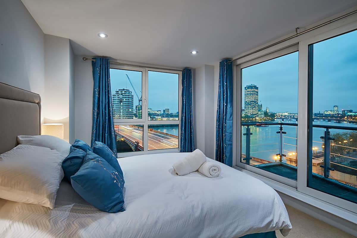 Second Nest Thames View 3 bed | In-room safe, iron/ironing board, free WiFi, bed sheets