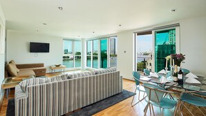 Appartement, 2 chambres | Aire de séjour | Téléviseur à écran plat