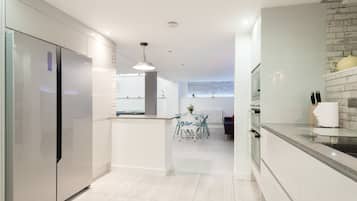 Second Nest London Warehouse | Private kitchen | Full-sized fridge, microwave, oven, stovetop