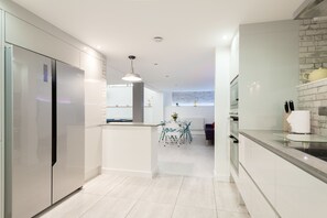 Apartamento, 3 habitaciones | Cocina privada | Frigorífico grande, microondas, horno y placa de cocina