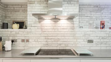 Second Nest London Warehouse | Private kitchen | Full-sized fridge, microwave, oven, stovetop