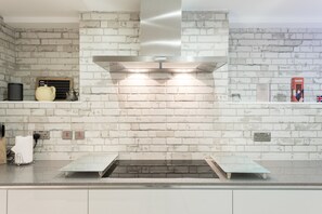 Apartamento, 3 quartos | Cozinha privada | Geladeira grande, micro-ondas, fogão, cooktop