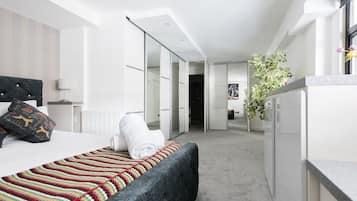 Second Nest London Warehouse | 3 bedrooms, Egyptian cotton sheets, premium bedding, in-room safe