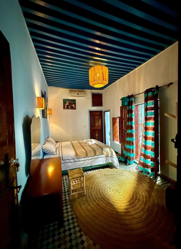 Suite la Joie de l'Iris | 1 bedroom, individually decorated, blackout drapes, free WiFi