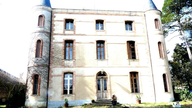 A large, historic building with multiple windows and a central entrance. - La Bouriette (Moussoulens)