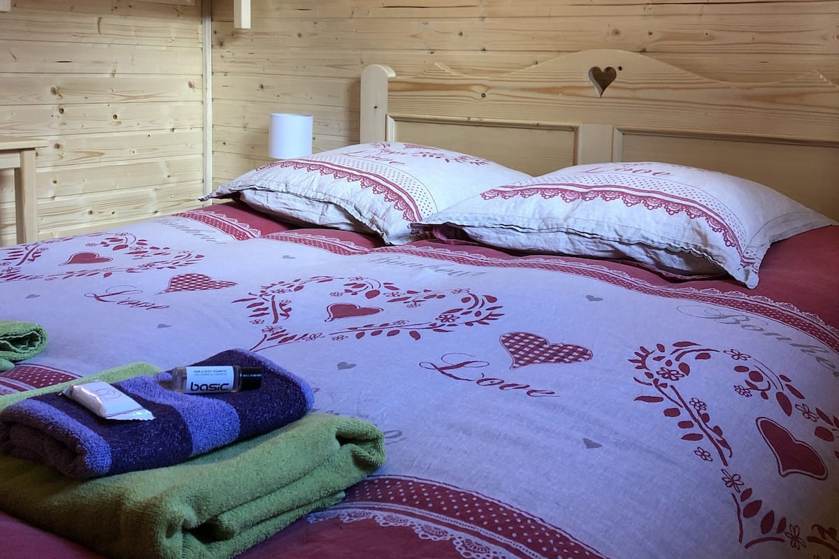 Verdunkelungsvorhänge, schallisolierte Zimmer, Bügeleisen/Bügelbrett