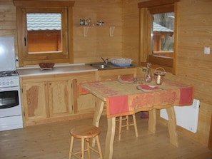 Standard-chalet | Yksityinen keittiö | Jääkaappi, mikroaaltouuni, uuni, liesi