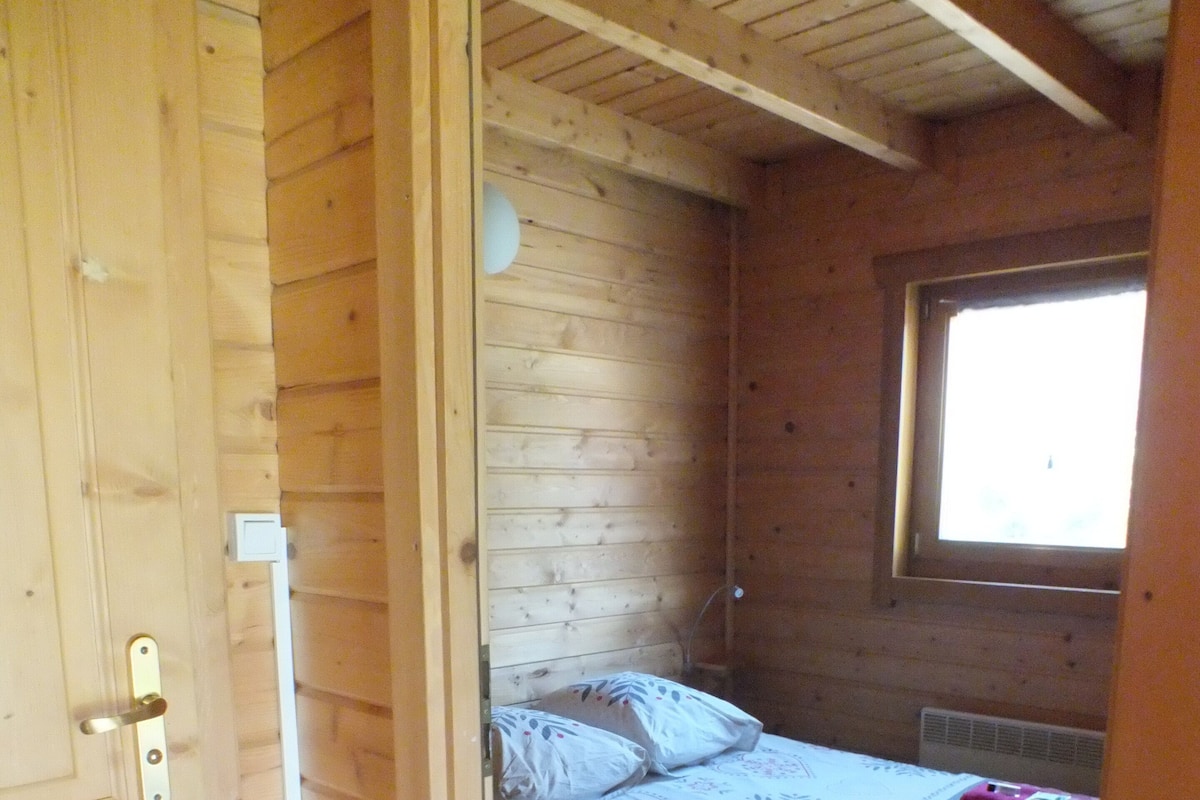 Verdunkelungsvorhänge, schallisolierte Zimmer, Bügeleisen/Bügelbrett