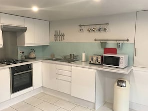 Lägenhet - 2 sovrum | Eget kök | Stort kylskåp, ugn och grytor/köksredskap