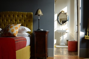 Minibar, caja de seguridad en la habitación y decoración personalizada