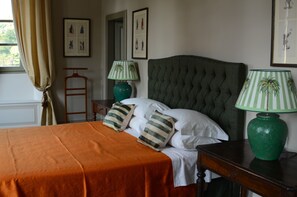 Minibar, caja de seguridad en la habitación y decoración personalizada 