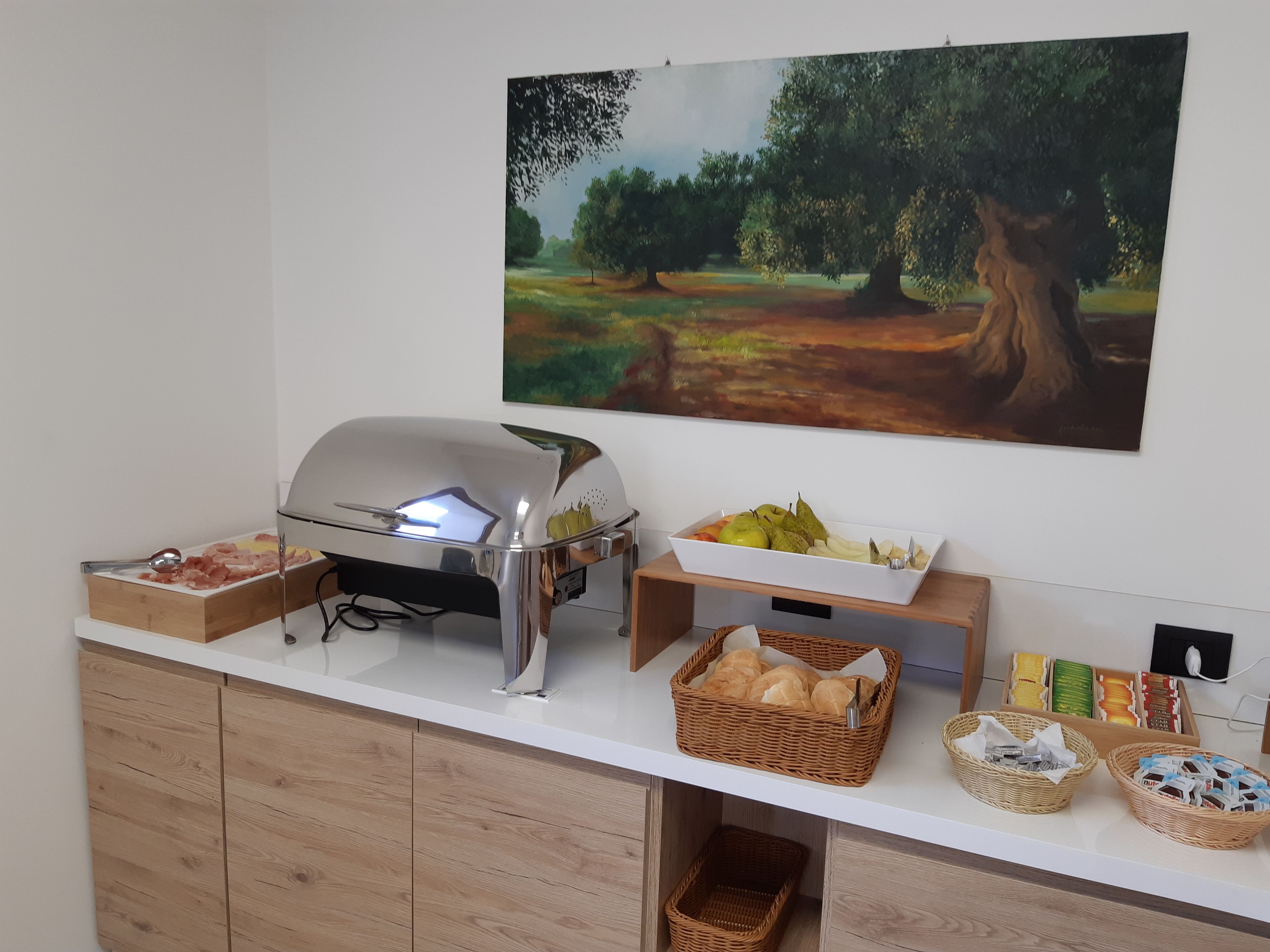 Un buffet proposant un grill, des fruits, du pain et diverses sauces.