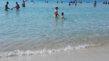 Una spiaggia nelle vicinanze, sabbia bianca