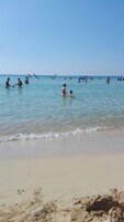 Una playa cerca, arena blanca