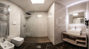 Bathroom shower - Morello Beach Hotel (Salve)