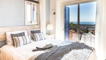 Vila, 4 quartos, piscina particular | 4 quartos, cofres nos quartos, ferros/tábuas de passar roupa
