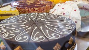 Variedad de pasteles con diferentes coberturas y decoraciones.