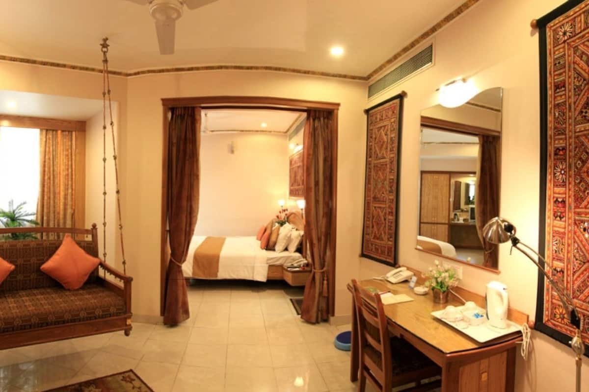 Minibar, desk, soundproofing, free WiFi