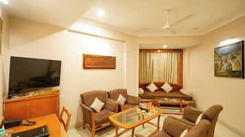 Presidential Suite | Living area | Flat-screen TV, fireplace, heated floors
