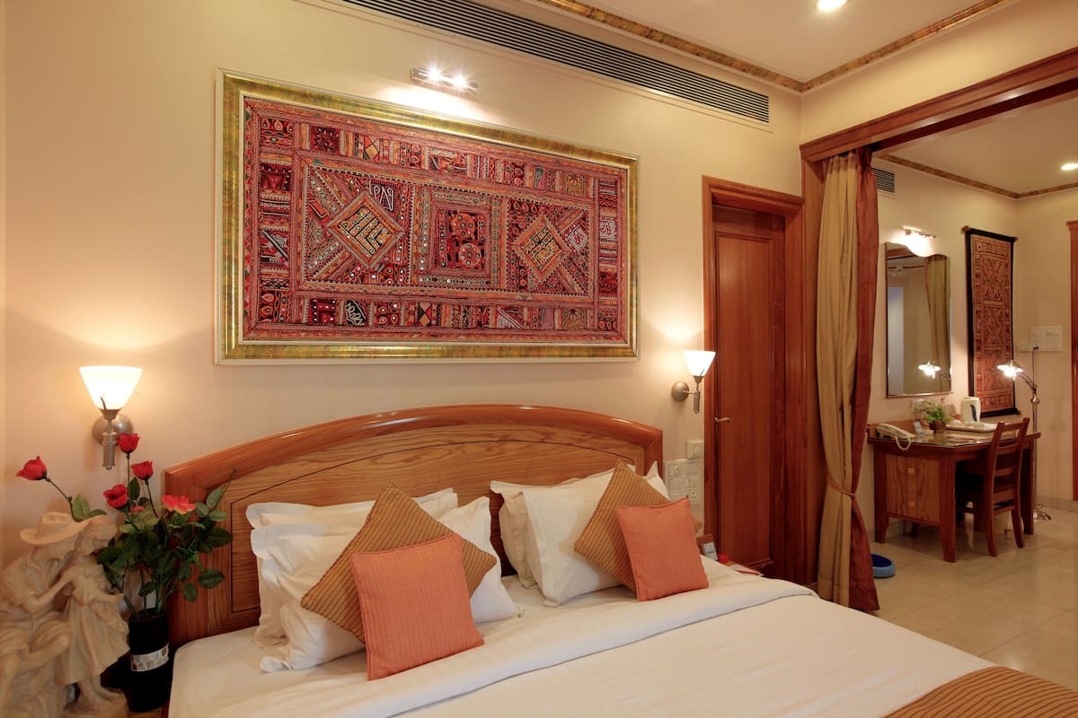 Minibar, desk, soundproofing, free WiFi