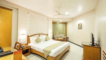 Deluxe Room | Minibar, desk, soundproofing, free WiFi