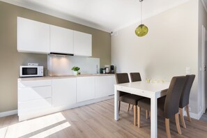 Liza Lux Apartment I Old Town | Essbereich im Zimmer