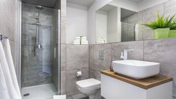 Liza Lux Apartment II Old Town | Bathroom amenities | Shower, rainfall showerhead, free toiletries, hair dryer