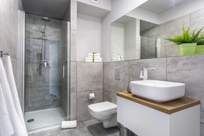 Liza Lux Apartment II Old Town | Équipements de salle de bain | Douche, douche à « effet pluie », articles de toilette gratuits