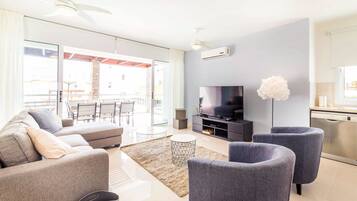 Villa, 4 Schlafzimmer, eigener Pool | Wohnzimmer | 55-Zoll-Flachbildfernseher mit Satellitenempfang, Fernseher
