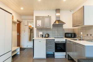 Studio, 2 eenpersoonsbedden (B9) | Privékeuken | Een koelkast met diepvriezer, een microgolfoven, een oven, een kookplaat