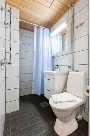 Studio, 2 eenpersoonsbedden (A9) | Badkamer | Een douche, gratis toiletartikelen, handdoeken, toiletpapier