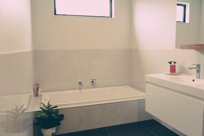 Casa, 3 habitaciones, para no fumadores | Baño | Tina y regadera independientes y tina profunda