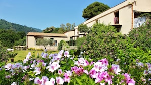 A modern house with a garden in front. - Tenuta Edonè Agriturismo (Graniti)