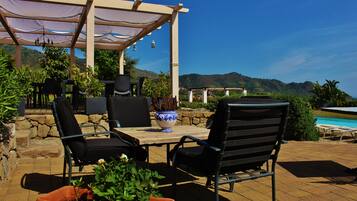 Bar en bord de piscine