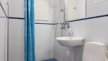 Estudio (A4) | Baño | Regadera, amenidades de baño gratuitas, secadora de cabello, toallas